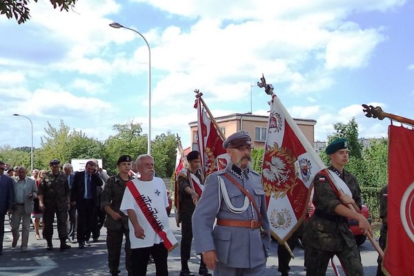 Marsz szlakiem I Kompanii Kadrowej - Kielce 2013 - Uczestnicy marszu pokonują trasę przez miejscowości związane z historycznym marszem 