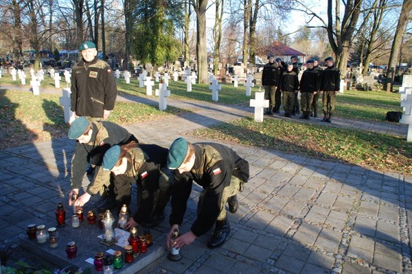 Młodzi pamiętają - Strzelcy z WDK na grobach żołnierzy
Foto Marcin Janaszek
