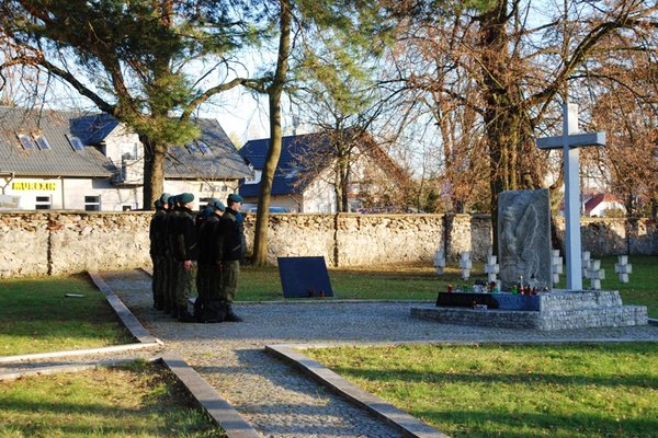 Młodzi pamiętają - Strzelcy z WDK na grobach żołnierzy
Foto Marcin Janaszek