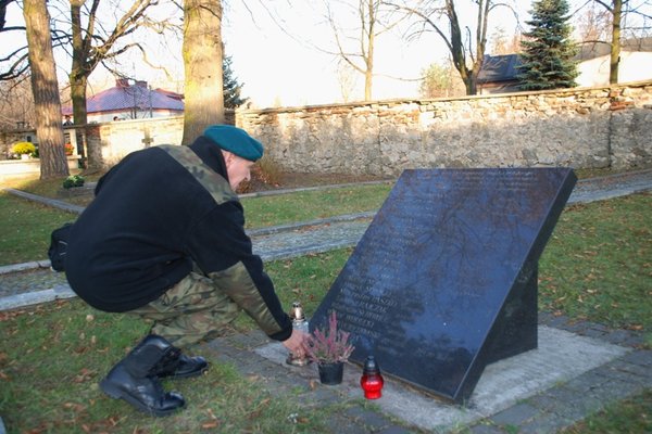 Młodzi pamiętają - Strzelcy z WDK na grobach żołnierzy
Foto Marcin Janaszek
