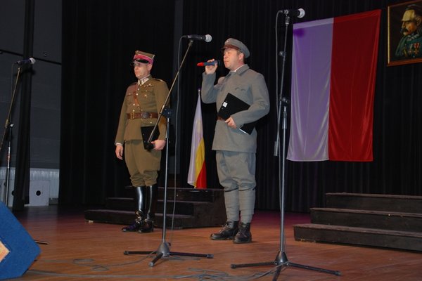 Młodzież pamięta - wspólne śpiewanie pieśni legionowych - Fot. Agnieszka Markiton