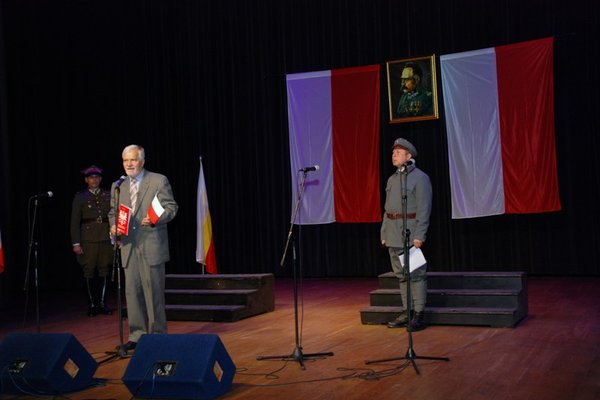 Młodzież pamięta - wspólne śpiewanie pieśni legionowych - Fot. Agnieszka Markiton