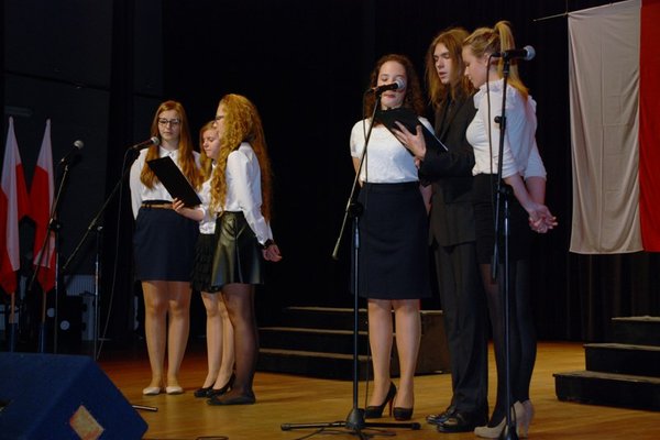 Młodzież pamięta - wspólne śpiewanie pieśni legionowych - Fot. Agnieszka Markiton