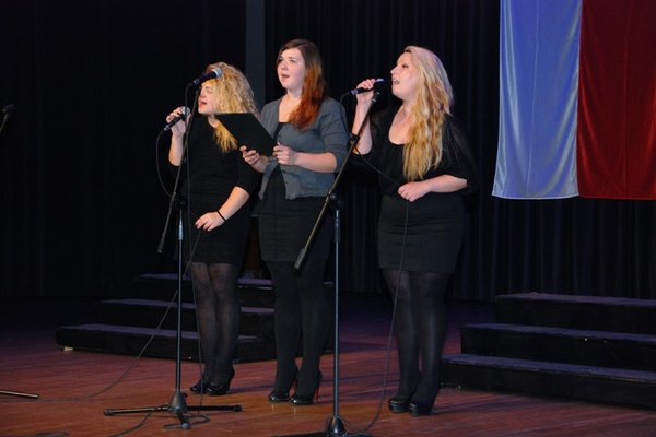 Młodzież pamięta - wspólne śpiewanie pieśni legionowych - Fot. Agnieszka Markiton