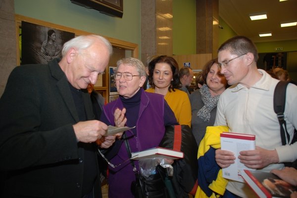 Spotkanie ze Stanisławem Janickim - Stanisław Janicki podpisuje swoją książkęFot. Agnieszka Markiton