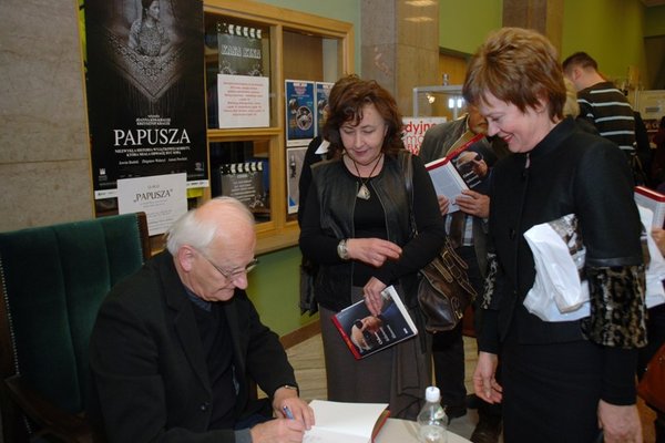 Spotkanie ze Stanisławem Janickim - Stanisław Janicki podpisuje swoją książkęFot. Agnieszka Markiton