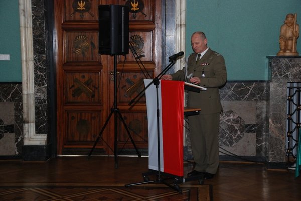 Uhonorowanie Kawalera Orderu Virtuli Militarii mjr Henryka Pawelca - Przywitanie gości przez płk. Wiesława Święchowicza
Fot. Agnieszka Markiton