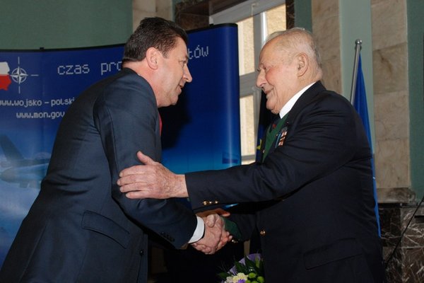 Uhonorowanie Kawalera Orderu Virtuli Militarii mjr Henryka Pawelca - Jan Cedzyński i Henryk Pawelec ps. 