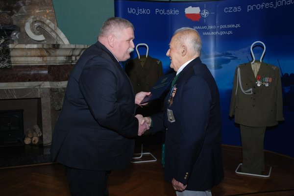 Uhonorowanie Kawalera Orderu Virtuli Militarii mjr Henryka Pawelca - Waldemar Piłat i Henryk Pawelec ps. 