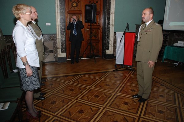 Uhonorowanie Kawalera Orderu Virtuli Militarii mjr Henryka Pawelca - Dowódca uroczystości składa meldunek o zakończeniu uroczystości.
Fot. Agnieszka Markiton