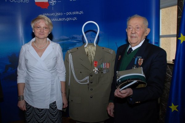 Uhonorowanie Kawalera Orderu Virtuli Militarii mjr Henryka Pawelca - Pani Minister Beata Oczkowicz i Henryk Pawelec ps. 