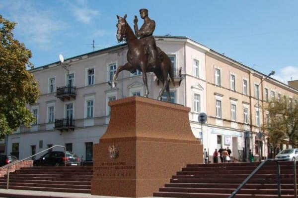 Józef Piłsudski na pomnikach