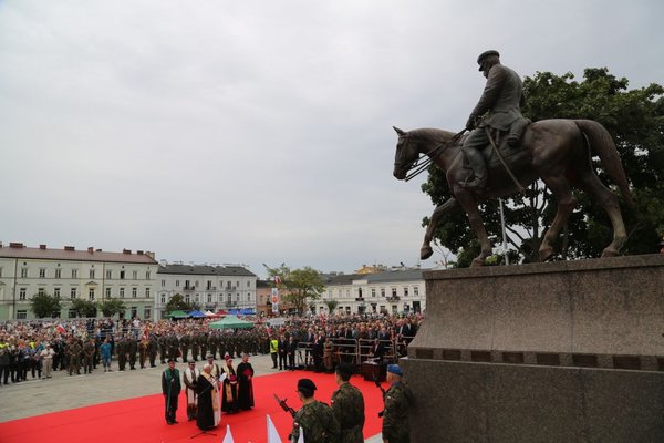 Odsłonięcie pomnika Józefa Piłsudskiego na placu Wolności w Kielcach
