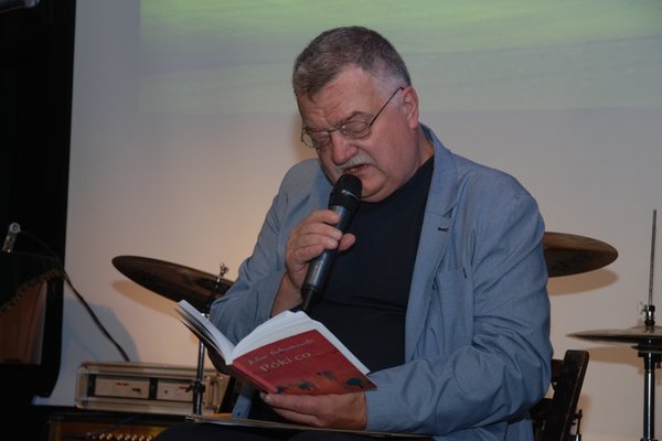 40-lecie pracy twórczej Adama Ochwanowskiego - Adam Ochwanowski czyta swoje wiersze. Fot. Agnieszka Markiton