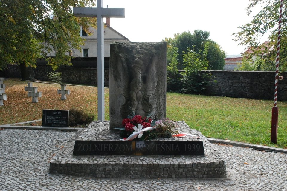 Kielce - ul. ks. Piotra Ściegiennego - Cmentarz Wojska Polskiego - Pomnik żołnierzy Wojska Polskiego poległych w obronie Kielc we wrześniu 1939 r.