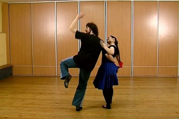 Kujawiak - elementy ozdobne tancerza - uderzenie dłonią o kolano lub cholewę - Portal Informacji Kulturalnej
