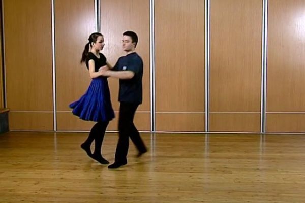 Oberek - figury parowe - obroty w drugim kierunku tańca w lewo w parze z odrzucaniem podudzi i bez odrzucania podudzi - Portal Informacji Kulturalnej
