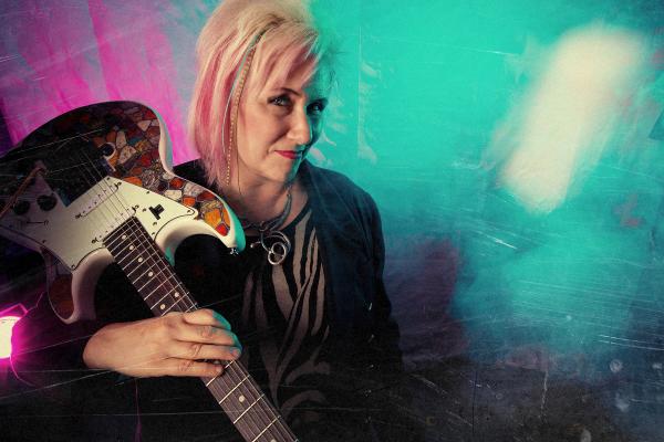 Jennifer Batten wystąpi w WDK