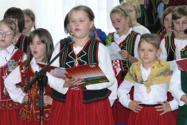 Zespół folklorystyczny ze Szkoły Podstawowej im. S. Żeromskiego w Mąchocicach-Scholasterii
